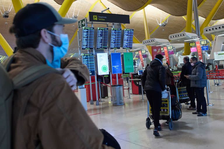 Pasajeros en el aeropuerto Adolfo Suárez, Madrid-Barajas, a 5 de enero de 2022, en Madrid (España). Los argentinos que quieran viajar a España por turismo, deberán mostrar su certificado de vacunación completo de manera obligatoria. Jesús Hellín - Europa Press