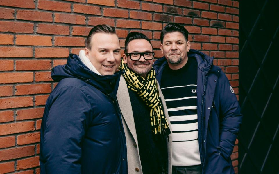Was sich liebt, das neckt sich, von links: Tim Raue, Hans Neuner und Tim Mälzer. (Bild: RTL / Hendrik Lüders)