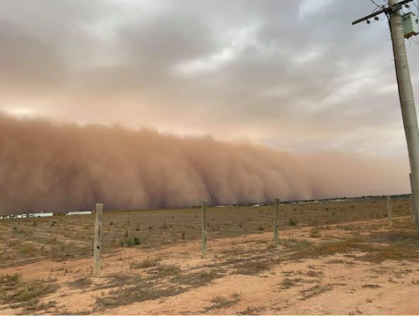 Dust cloud blankets Victoria as storm rolls in