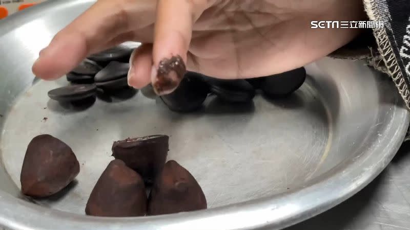 記者在高雄室溫29度用手去拿巧克力，不到5秒鐘時間就已經沾滿手。