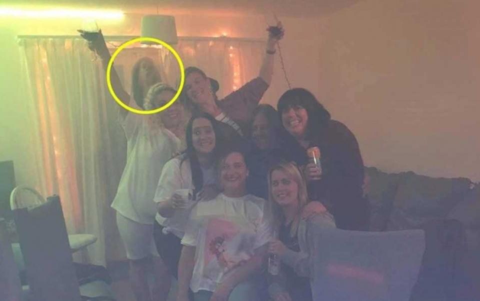 30歲的蕾貝卡和一群好友在家喝酒，期間拍了許多照片，其中一張讓她嚇壞了。（圖／翻攝自臉書）