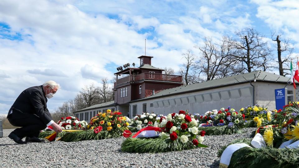 Der Bundespräsident legt einen Kranz in der Gedenkstätte nieder.