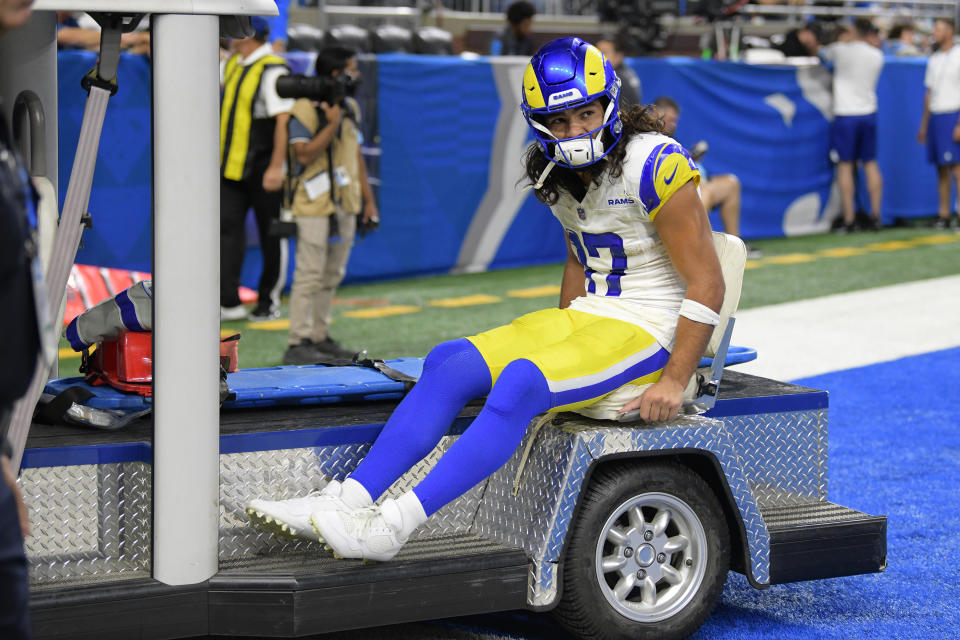 8 de setembro de 2024; Detroit, Michigan, EUA; O wide receiver Puka Nacua (17) do Los Angeles Rams é levado para fora do campo após se machucar contra o Detroit Lions no primeiro tempo no Ford Field. Crédito obrigatório: Lon Horwedel-Imagn Images