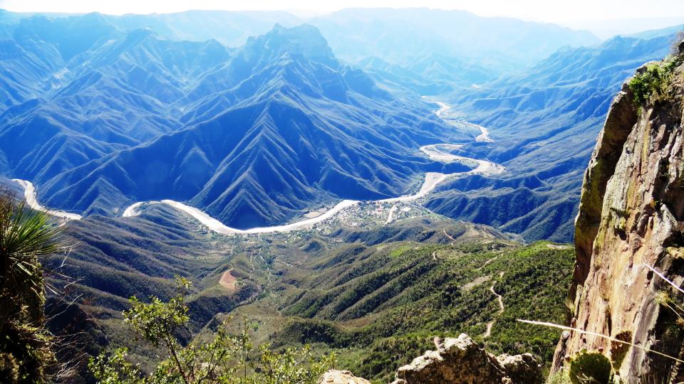 El impresionante complejo de Barrancas del Cobre en la Sierra Tarahumara consiste en seis cañones unidos, en el suroeste del estado de Chihuahua, hogar de indios tarahumaras ultra tradicionales.(Foto: Getty)