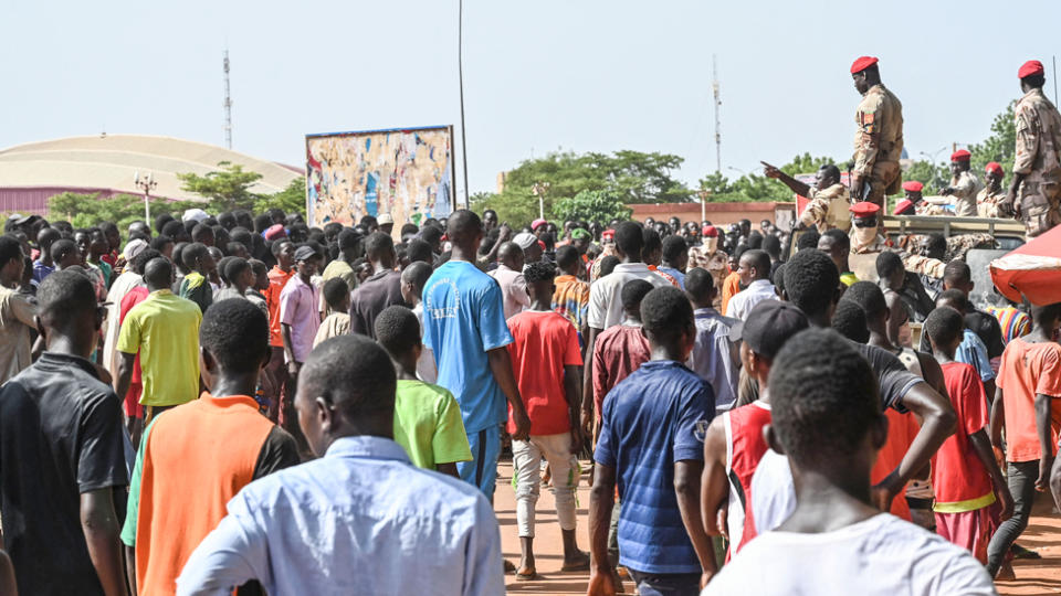 Oamenii se adună lângă stadionul General Seyni Kountche din Niamey pentru a se alătura unei forțe de voluntariat - 19 august 2023