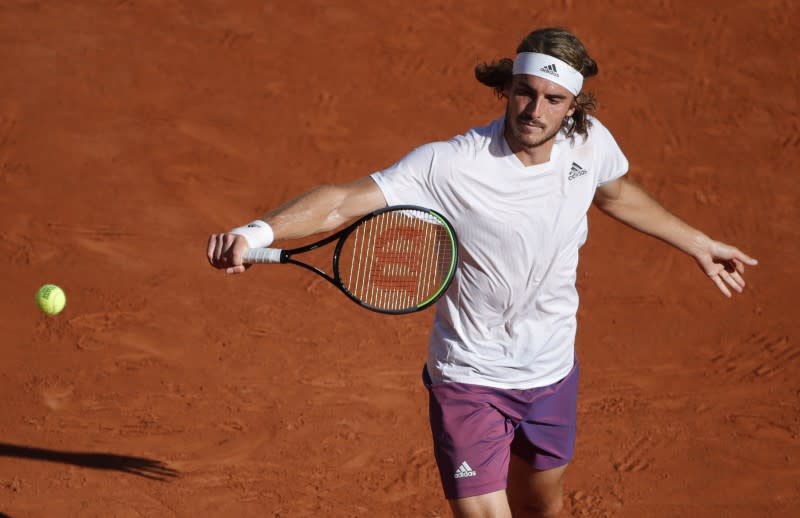 El tenista griego Stefanos Tsitsipas durante el partido en el que derrotó al alemán Alexander Zverev para alcanzar la final del Abierto de Francia, Roland Garros, París, Francia