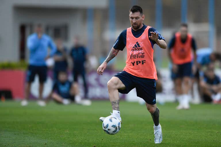 El argentino Lionel Messi controla el balón durante una práctica de la selección en Ezeiza