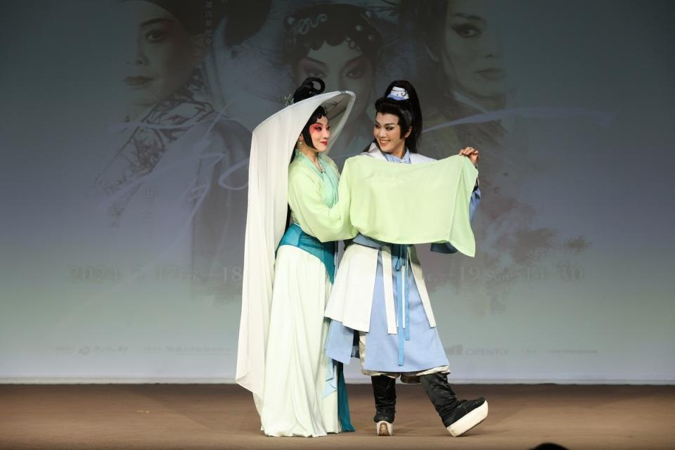 《青姬》中由京劇演員凌嘉臨飾演青姬、歌仔戲演員李佩穎飾演浪人吉光