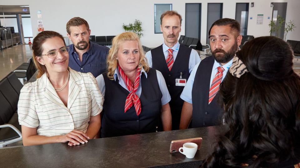 Die Flughafen-Crew um Jan (Klaas Heufer-Umlauf, zweiter von links) kehrt für eine finale Staffel zurück. (Bild: Joyn / ProSieben / Georg Wendt)