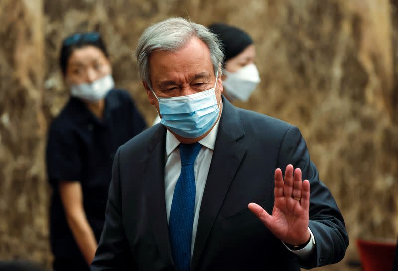 El secretario general de la ONU, António Guterres, saluda a la salida de una conferencia de prensa en el Club Nacional de Prensa de Japón en Tokio, Japón