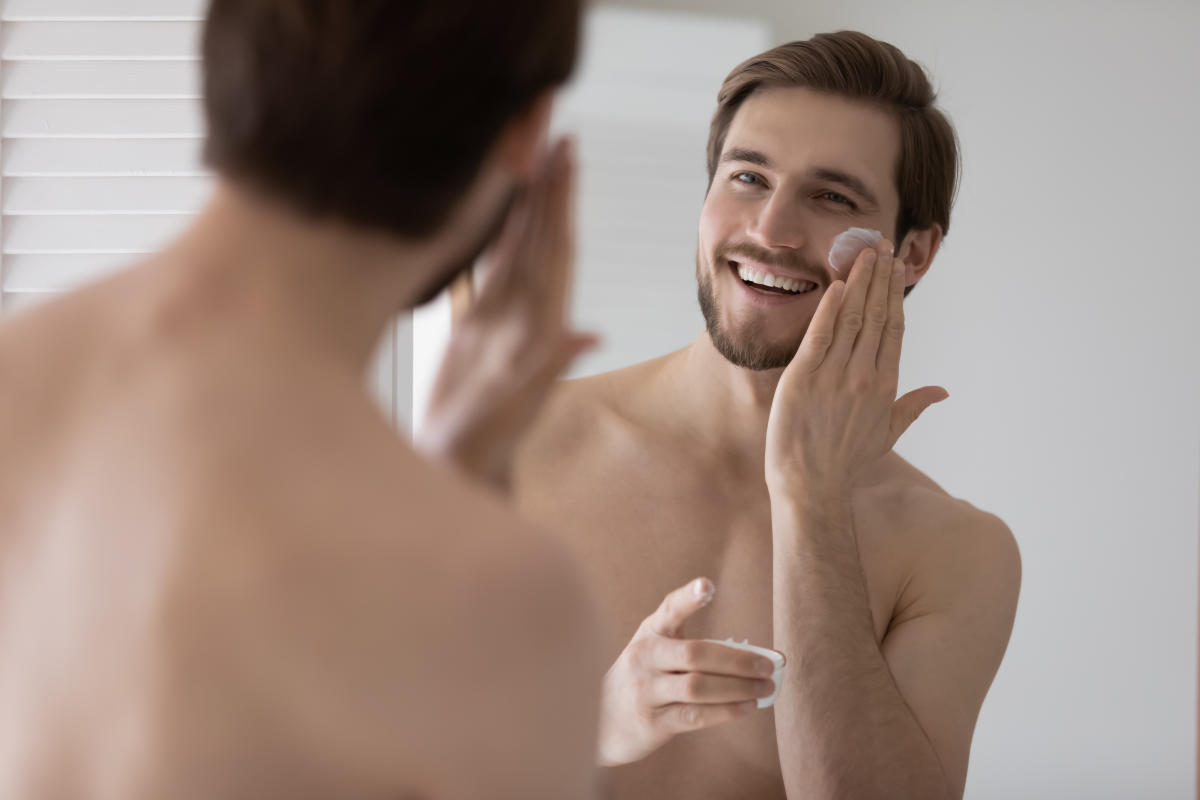 Los beneficios de la limpieza facial para hombres - Piel Bella