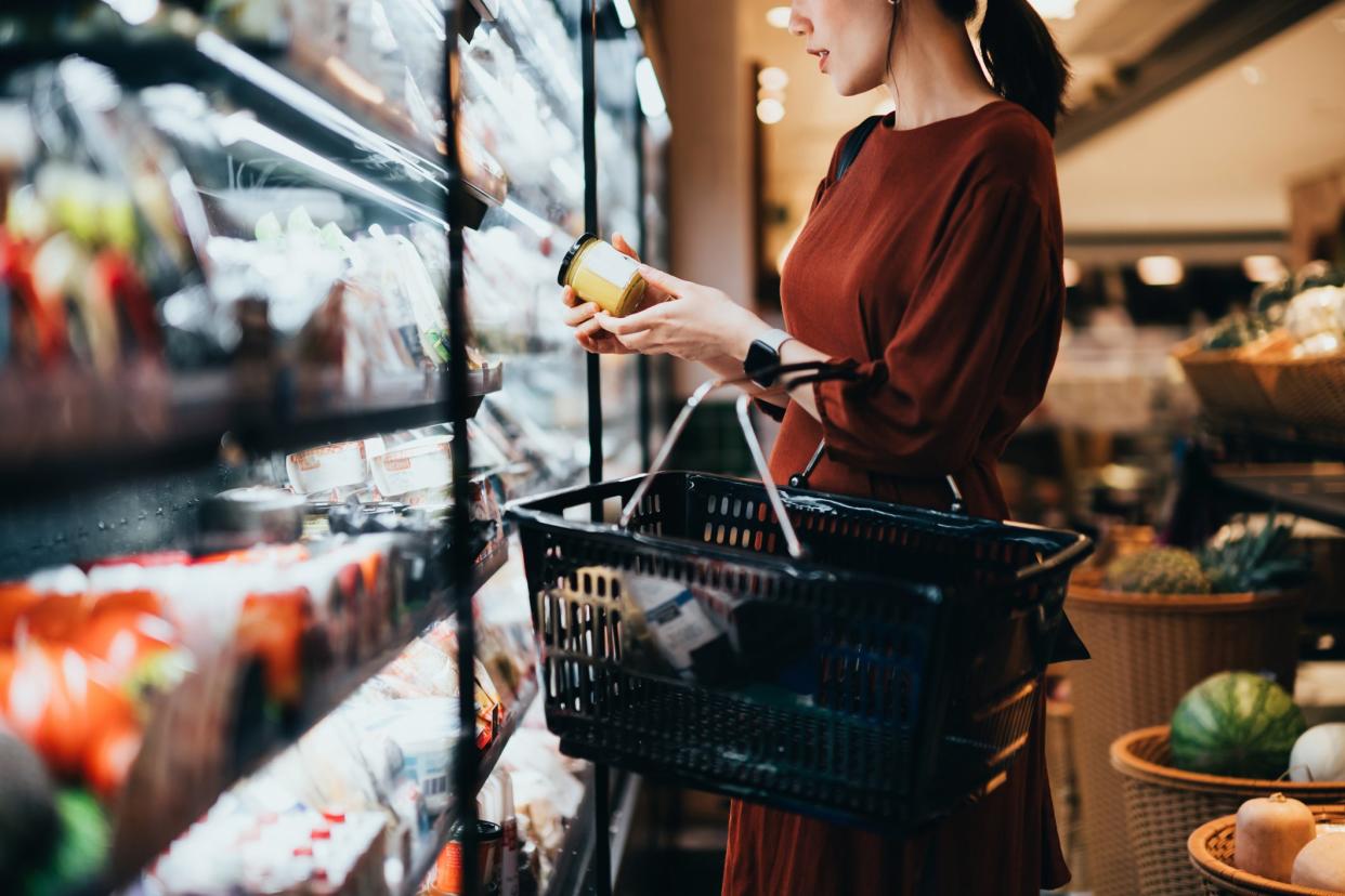 Unternehmen werben gerne damit, dass sie nachhaltig und umweltfreundlich sind. Oft haben sie dafür aber keine Belege. Deswegen will die EU jetzt strengere Regeln gegen Greenwashing auf den Weg bringen. - Copyright: d3sign / Getty Images