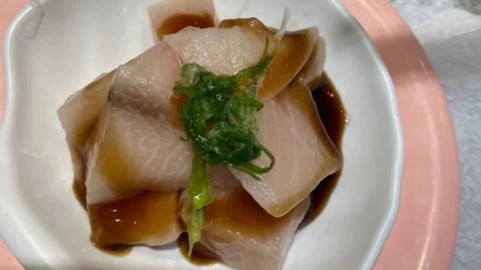 網友在爭鮮吃到一盤隱藏版生魚片。（圖／翻攝自Dcard）