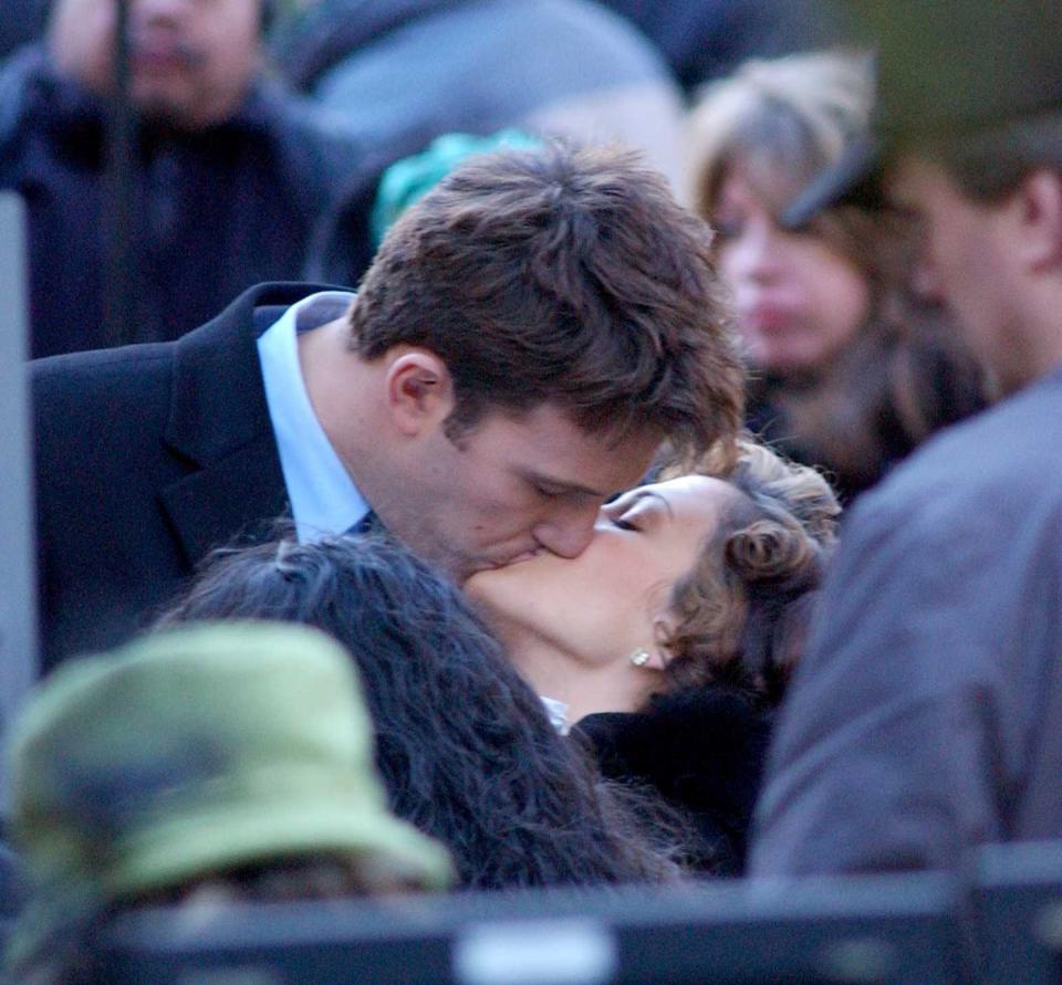 <p>Kissing on the set of <em>Jersey Girl</em>. </p>