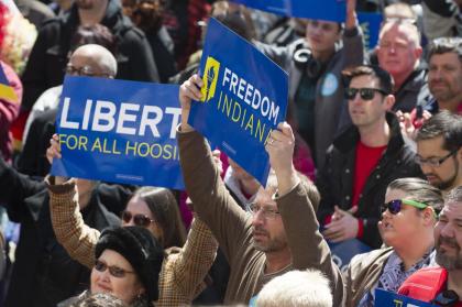 Centenares de personas protestaron en Indiana contra la ley de libertad religiosa que, a su juicio, propicia la discriminación. (AP)