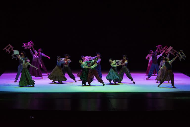 La fiesta del CAD en Homenaje a la Danza finalizó con los bailes folklóricos de la compañía Estampa Norteña
