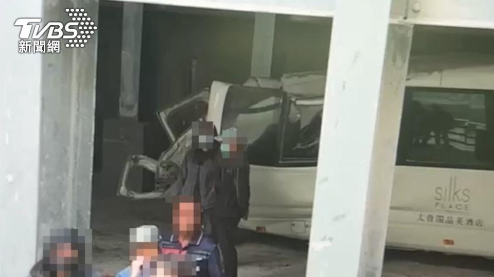 晶英酒店小巴車頭被砸毀。（圖／TVBS）