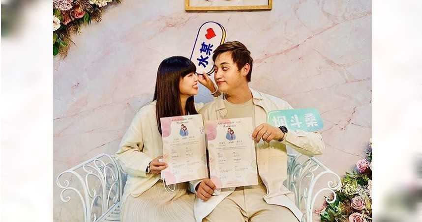 包庭政（右）2個月前與未婚妻元元登記結婚成功。（包庭政提供）