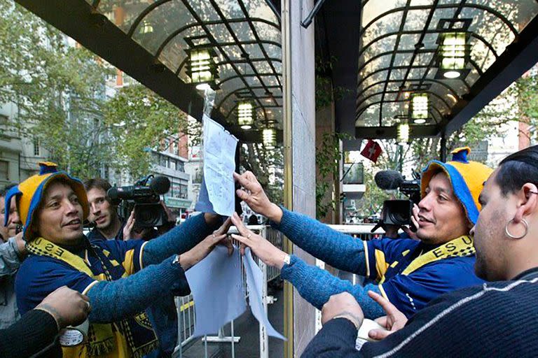 Hinchas afuera de la clínica Suizo Argentina en donde estaba internado Diego Maradona el 5 de mayo de 2004.