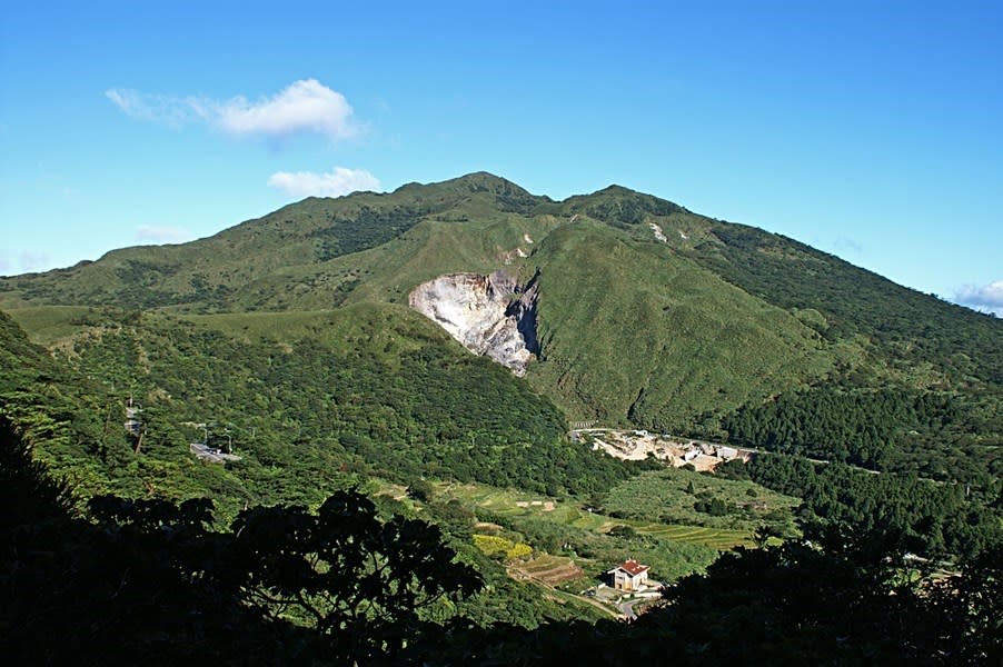 中研院團隊發現大屯火山岩漿庫約在海平面下方8公里處，外型像牛奶瓶，剖面大小相當於台北市北投區；中研院地科所副所長林正洪強調，雖有地震因素，目前大屯火山仍穩定。（圖取自維基共享資源；作者：peellden，CC BY-SA 3.0）