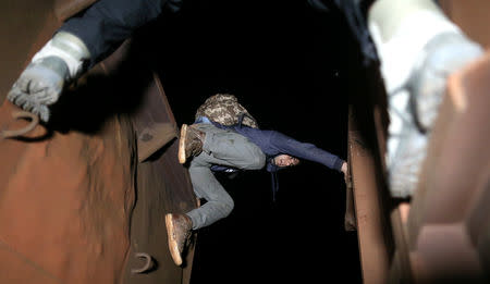 Migrants jump off a freight train while trying to cross the Bosnian border from Serbia, near Zvornik, Bosnia and Herzegovina September 1, 2018. REUTERS/Dado Ruvic