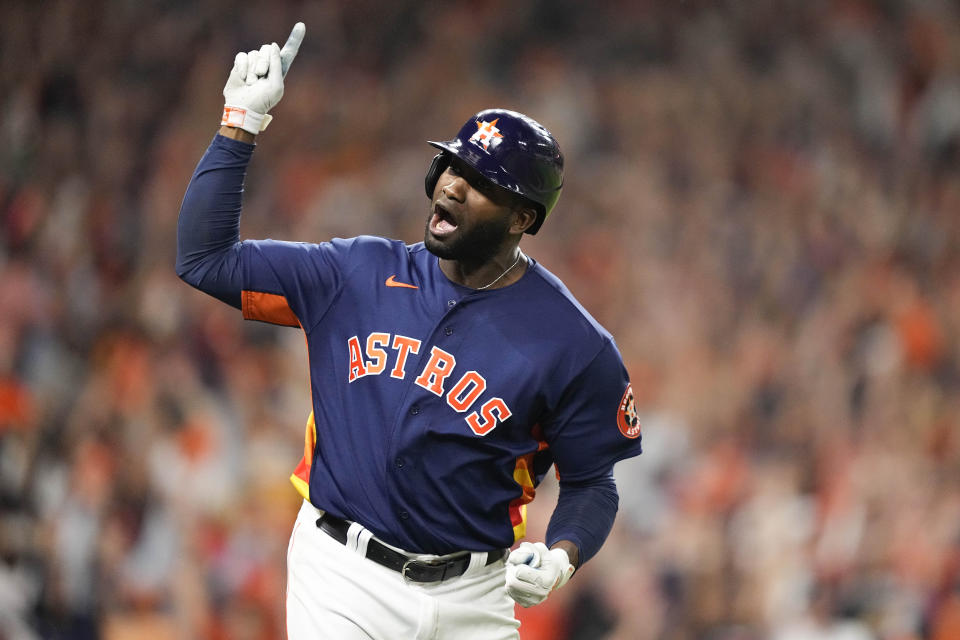 El cubano Yordan Álvarez, de los Astros de Houston, festeja luego de batear un jonrón de tres carreras en el sexto juego de la Serie Mundial ante los Filis de Filadelfia, el sábado 5 de noviembre de 2022 (AP Foto/David J. Phillip)