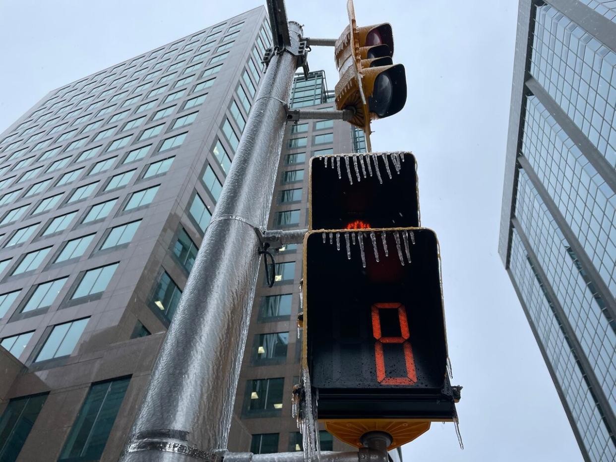 Environment Canada has ended a freezing rain warning for the Ottawa-Gatineau region as temperatures rise and the ice that blanketed the region this week begins to melt. (Nelly Alberola/Raido-Canada - image credit)