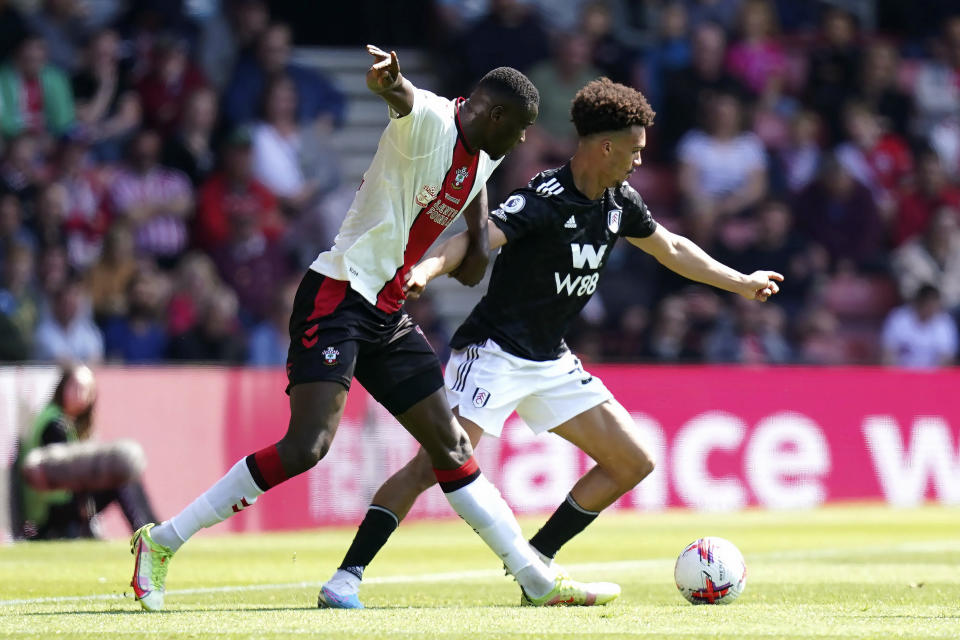 Ebere Paul Onuachu del Southampton y Antonee Robinson del Fulham pelean por el balón el encuentro de la Liga Premier el sábado 13 de mayo del 2023. (Adam Davy/PA via AP)