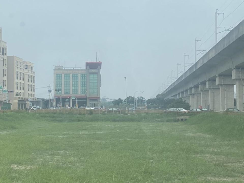 新市高鐵橋下乾式滯洪池將打造休閒運動空間。（記者張淑娟攝）