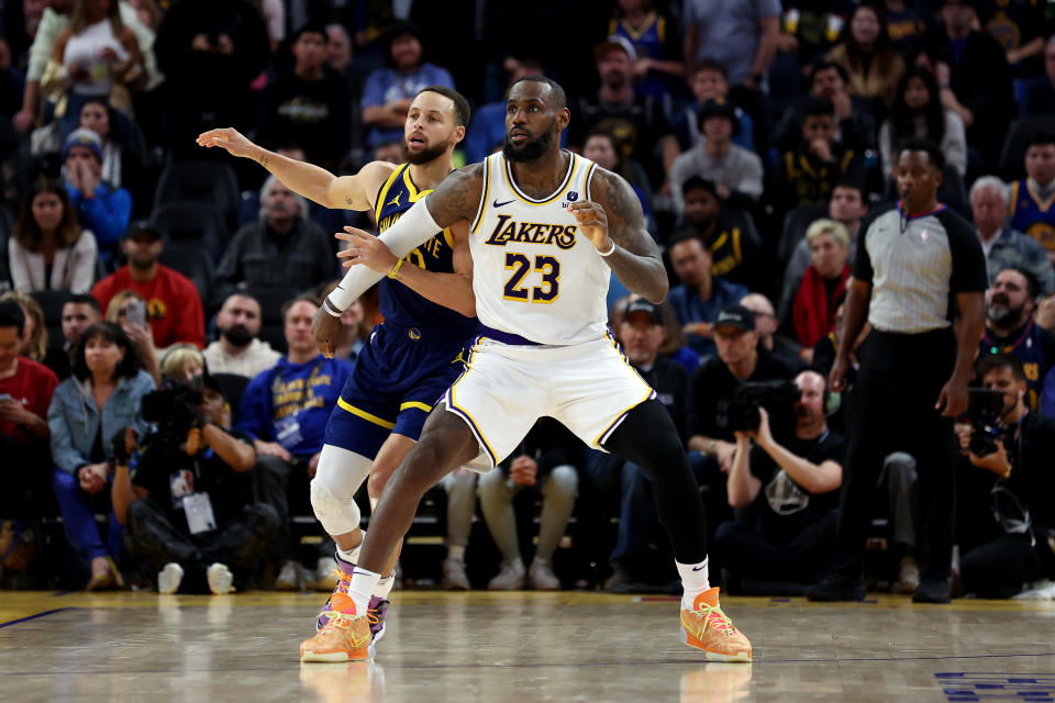 Stephen Curry（防守者）在NBA 2023-24前半賽季佔據球衣銷售榜首，LeBron James（圖右）則居於第3。（Photo by Ezra Shaw/Getty Images）