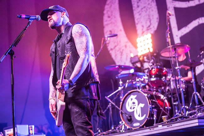 benji-madden-on-stage