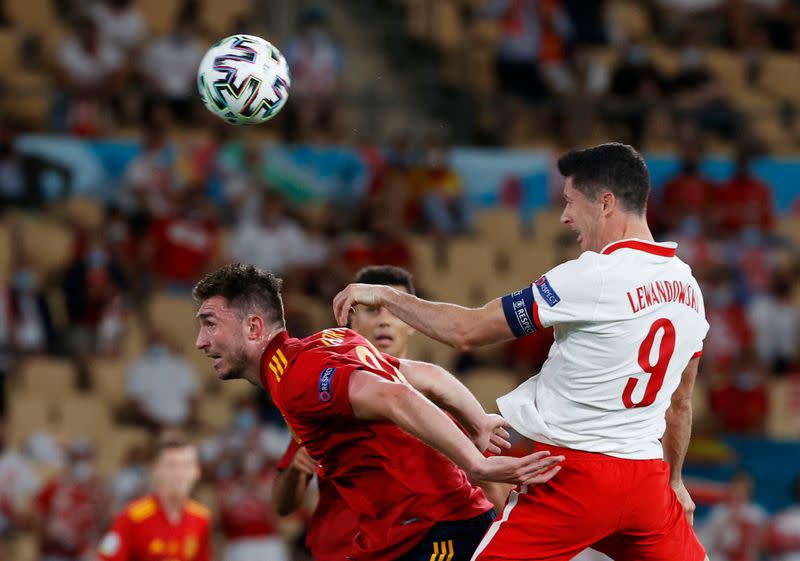 Robert Lewandowski de Polonia anota el empate de su equipo frente a España en un partido por el Grupo E de la Eurocopa 2020