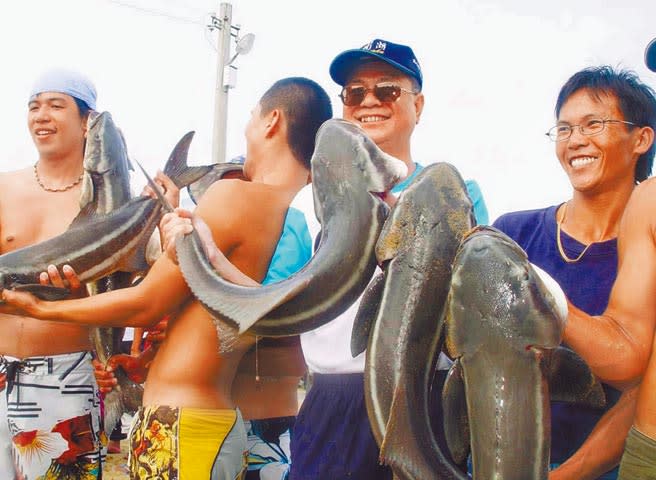 澎湖花火節創商機，金字招牌的「澎湖優鮮」海鮮是最佳伴手禮。（陳可文攝）