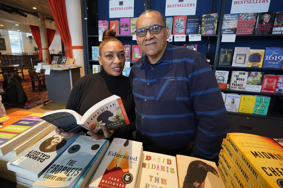 El escritor cubano Jorge Olivera Castillo y su esposa and Nancy Alfaya Hernández posan en una librería en Pittsburgh, el miércoles 9 de marzo del 2022. (AP Photo/Gene J. Puskar)