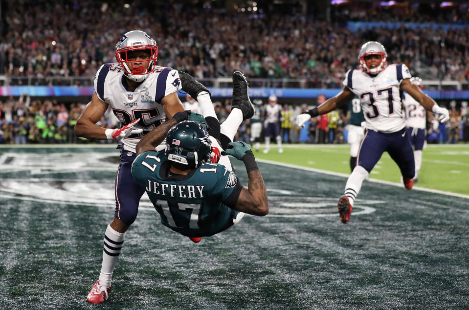 <p>New England Patriots’ Eric Rowe in action with Philadelphia Eagles’ Alshon Jeffery. REUTERS/Chris Wattie TPX IMAGES OF THE DAY </p>