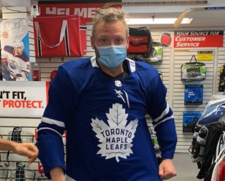 Blue Jays legend Josh Donaldson casually strolled into a sports store in Newmarket, Ontario this week to get suited up for an outing at a local rink. (Photo via Instagram/allprosourceforsports)