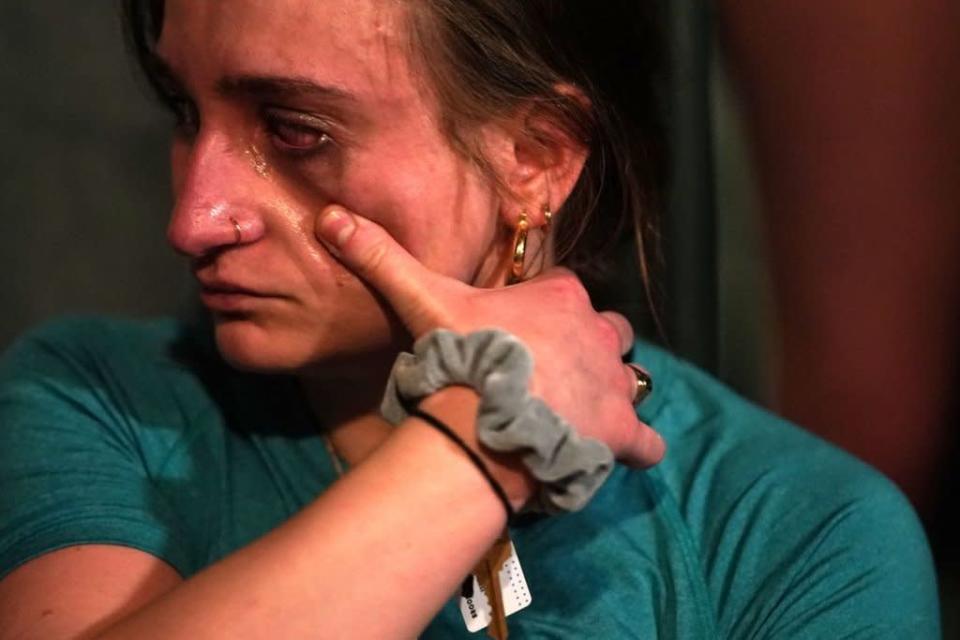 Una joven llora frente a la Corte Suprema en medio de una protesta luego de la filtración del borrador