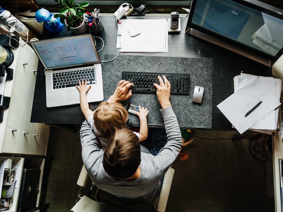 Gerade für Menschen, die gern reisen oder ihre Familie betreuen, ist die Möglichkeit, remote zu arbeiten wichtig. Doch nicht alle Arbeitgeber gehen mit. - Copyright: Tom Werner/Getty Images