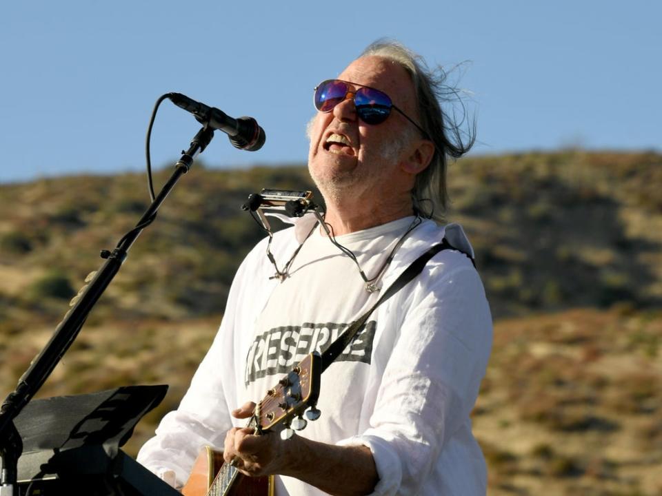 Neil Young toca en un conciertó benéfico el 14 de sepriembre de 2019 en Lake Hughes, California (Kevin Winter/Getty Images)