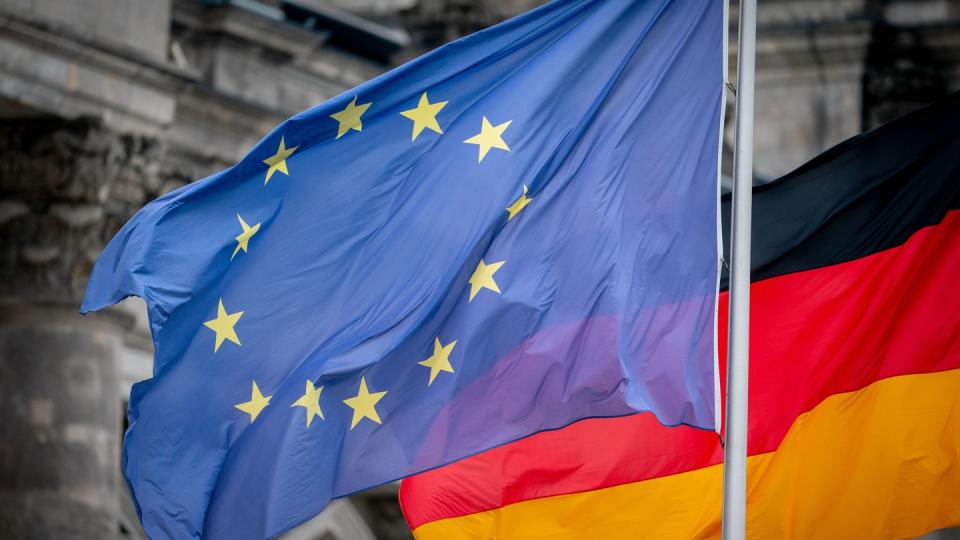 Die Deutschland- und die Europaflagge vor dem Reichstagsgebäude. Deutschland übernimmt ab heute für ein halbes Jahr die EU-Ratspräsidentschaft.