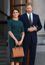 <p>Un séjour en Irlande qui avait déjà bien mal débuté pour la duchesse de Sussex, habillée en Givenchy. En effet, Meghan Markle avait oublié d’enlever la fine couche plastique des clous situés en-dessous de son sac. Crédit photo : Getty Images </p>