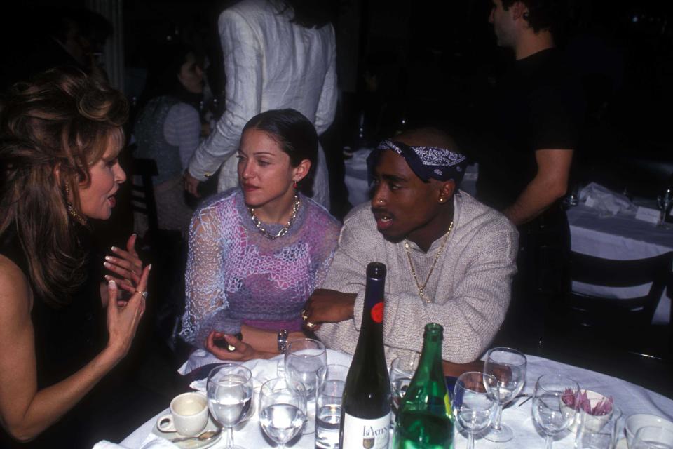 Le 9 mars 1993, Madonna et 2Pac apparaissent main dans la main lors de la cérémonie des Soul Train Awards. Alors que les rumeurs s’accumulent autour de leur supposée relation, les deux stars gardent le silence autour de ce sujet brûlant. Bien des années plus tard, lors d’une interview accordée à Howard Stern en mars 2015, Madonna confirme avoir été en couple avec l’interprète d’<em>Only God Can Judge Me</em>. La rencontre entre 2Pac et la chanteuse a été organisée par la comédienne Rosie Perez, amie proche des deux célébrités. "<em>J’ai dit à Tupac :</em> ‘Elle veut te rencontrer’<em>. Et il m’a dit</em> : ‘Organise ça’<em>. Et j’ai organisé ça et j’étais très heureuse</em>", assure l’actrice en 2015. Le 15 janvier 1995, le rappeur met un terme à sa relation avec La Madone en lui envoyant une longue lettre depuis la prison de Dannemora. "<em>Les effets du racisme rendent difficile pour un jeune homme noir de montrer comme il se doit de l’affection envers une femme blanche plus âgée. Peux-tu le comprendre ? Pour toi, être vue avec un homme noir n’aurait d’aucune manière compromis ta carrière, ça aurait même pu te montrer plus ouverte et excitante. Mais pour moi, j’avais l’impression que j’allais laisser tomber la moitié des gens qui ont fait de moi ce que je pensais être. Je n’ai jamais voulu te faire du mal. En fait, j’étais à fond sur toi, mais j’ai eu peur. Je ne voulais pas être un autre</em> ‘jouet’ ou juste un autre gars", écrit-il dans ce courrier mis aux enchères en 2019. <em>(Photo by Patrick McMullan/Patrick McMullan via Getty Images)</em>