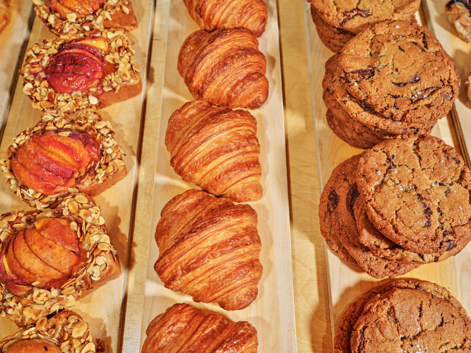 Tony Hernandez, quien abrió Petitgrain Boulangerie junto con Clémence de Lutz en mayo (Michelle Groskopf/The New York Times)