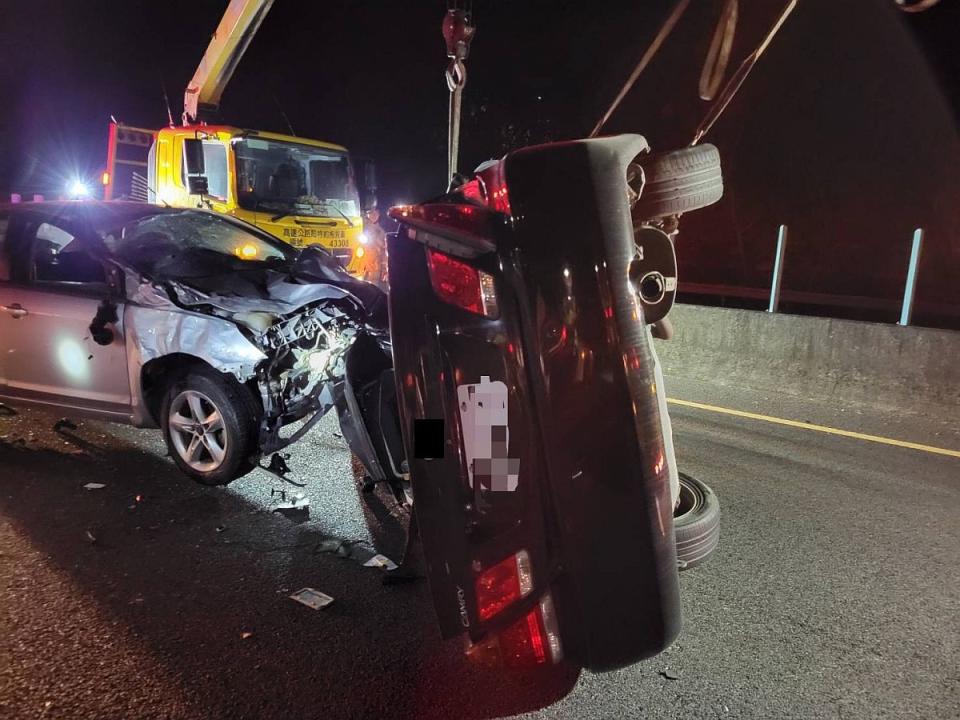 黑色轎車1名女性乘客被拋出車外死亡；施姓駕駛及1名1歲幼童送醫後也宣告不治。（圖：第八公路警察大隊提供）