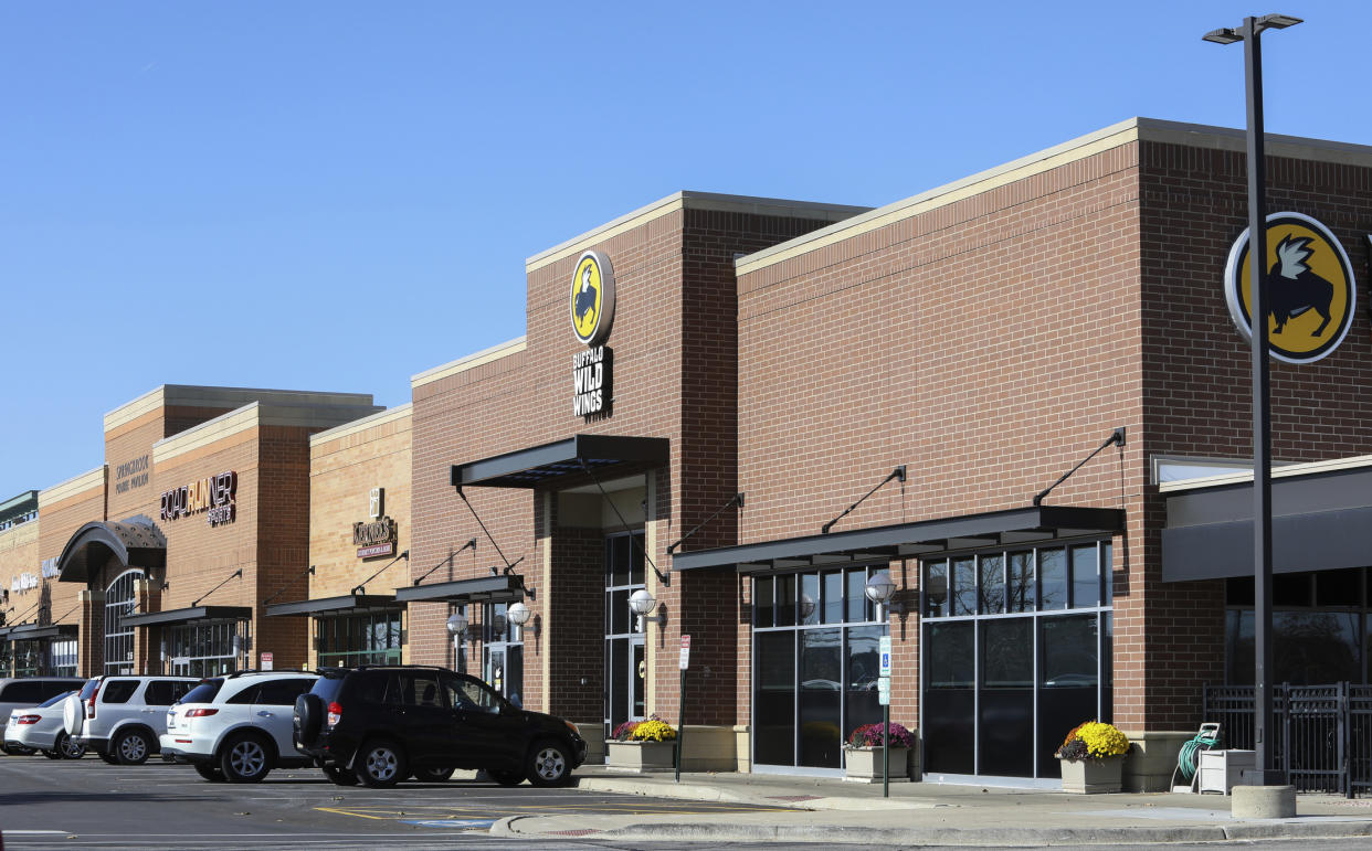 Die "Buffalo Wild Wings"-Filiale in Naperville, einem Vorort von Chicago. Hier wurden Familie Vahl und ihre Gäste rassistisch behandelt. Laut ihrem Anwalt sollten sie den Tisch wechseln - weil einem anderen Restaurantbesucher ihre Hautfarbe nicht passte. Foto: AP Photo / Teresa Crawford