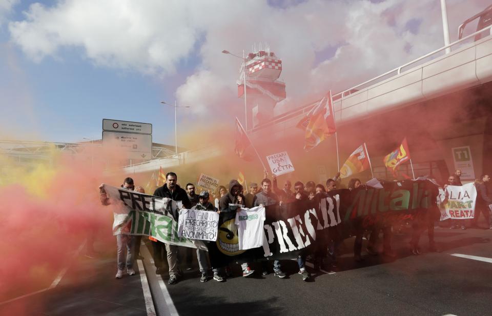 <p>Demonstrators, including Italian airliner Alitalia’s workers, march in front of Leonardo da Vinci International airport in Fiumicino, some 30 kilometers from Rome, Feb. 23, 2017, during a strike. (Photo: Alessandra Tarantino/AP) </p>