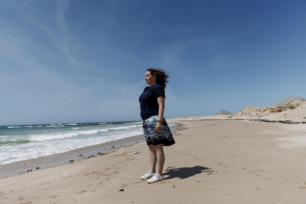 Nélida Barajas Acosta, directora general del grupo ambiental CEDO Intercultural, en la playa de Puerto Peñasco, México, el 18 de abril de 2023. (Adriana Zehbrauskas/The New York Times).