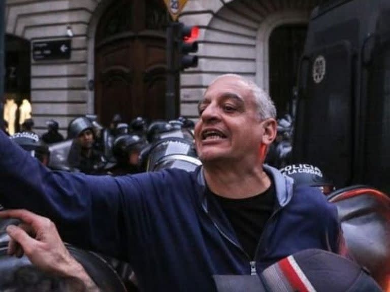 Horacio Pietragalla Corti, secretario de Derechos Humanos, en una protesta frente al departamento de Cristina Kirchner