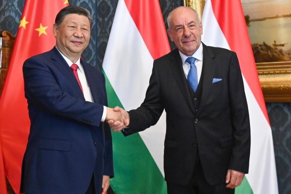 匈牙利總統蘇尤克（右）9日歡迎來訪的中國國家主席習近平。美聯社