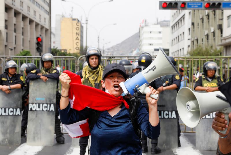 Una partidaria del presidente de Perú, Pedro Castillo, utiliza un megáfono durante una protesta
